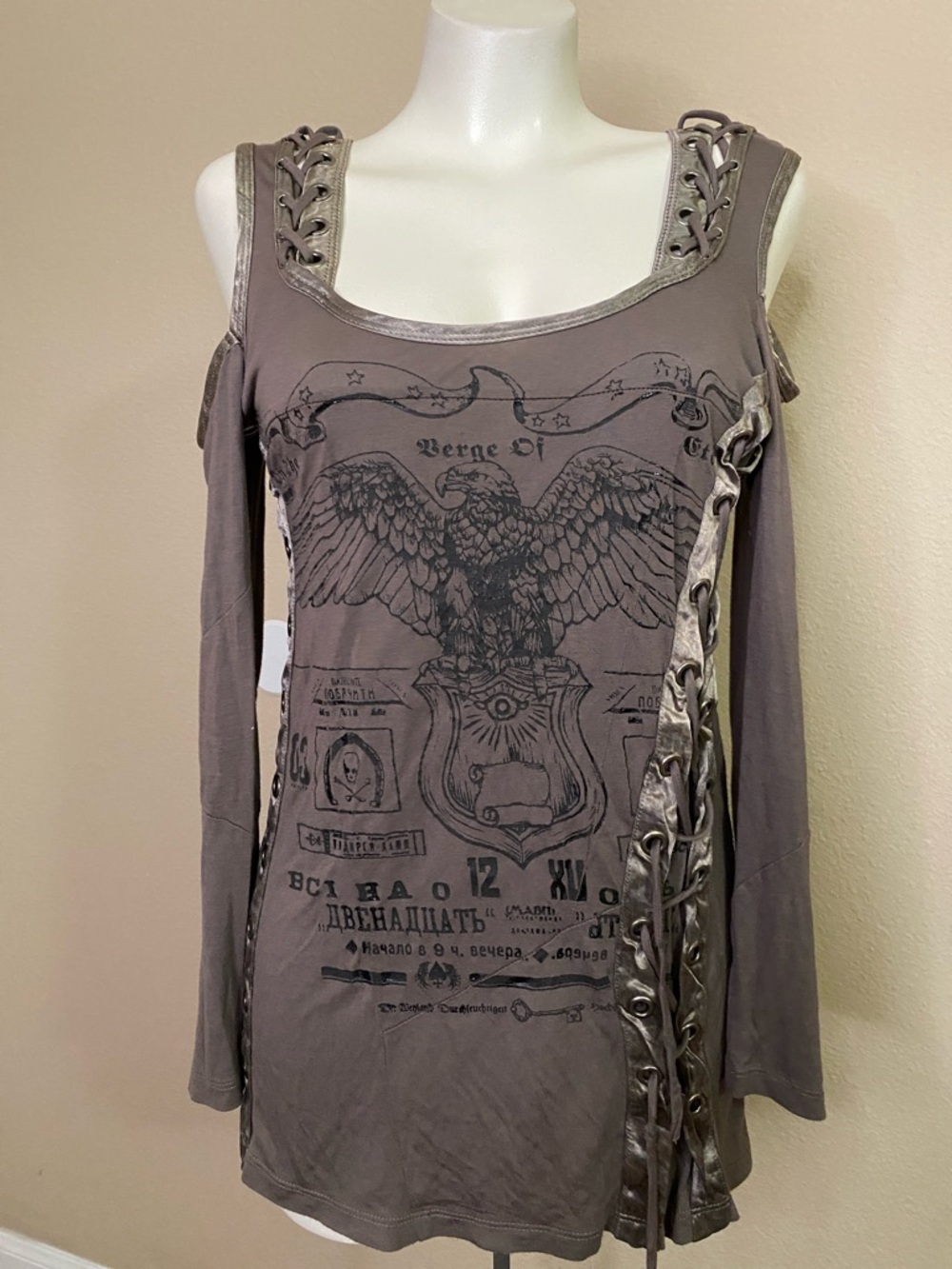 SALVAGE Taupe Graphic Cold-Shoulder Long Sleeve Dress. XS